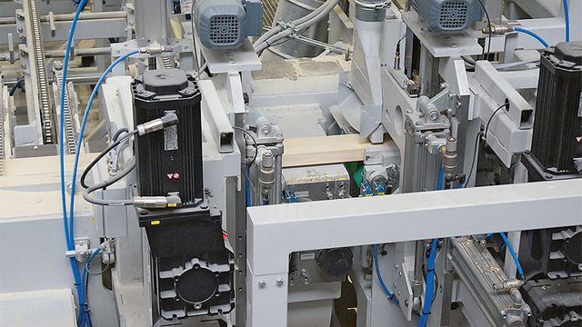 La puissance du PowerJoint : la construction ouverte d’un côté permet d’atteindre 2 x 15 assemblages par minute La puissance du PowerJoint : la construction ouverte d’un côté permet d’atteindre 2 x 15 assemblages par minute