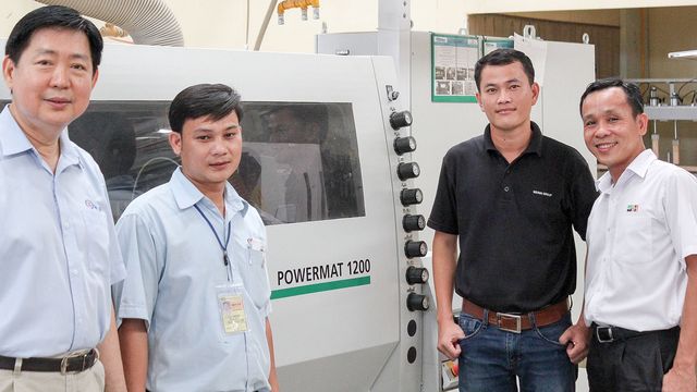 Gerader Weg zum Erfolg: Tony Sulimro (Inhaber von San Lim) und sein Produktionsleiter Nguyen Dinh Khanh, links und rechts davon: Tran Hoia Son und Chung Van Dang (Michael Weinig Asia)