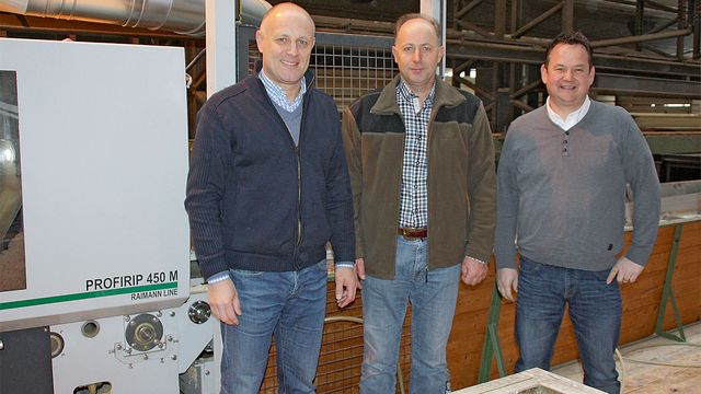 Gruppenbild mit Test-Kandidat: Geschäftsführer Stefan Wyss (mi.) mit Enrico Baier von Raimann (li.) und Erik Barmettler von WEINIG HOLZ-HER Schweiz Gruppenbild mit Test-Kandidat: Geschäftsführer Stefan Wyss (mi.) mit Enrico Baier von Raimann (li.) und Erik Barmettler von WEINIG HOLZ-HER Schweiz