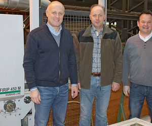 Photo de groupe avec l’objet du test : le directeur Stefan Wyss (au centre) avec Enrico Baier de Raimann (à gauche) et Erik Barmettler de WEINIG HOLZ-HER Suisse