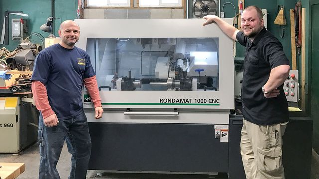 Gute Technik macht gute Laune: James Vincent (links) and Patrick McQuaid vor ihrer neuen CNC-Werkzeugschleifmaschine