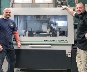 Gute Technik macht gute Laune: James Vincent (links) and Patrick McQuaid vor ihrer neuen CNC-Werkzeugschleifmaschine