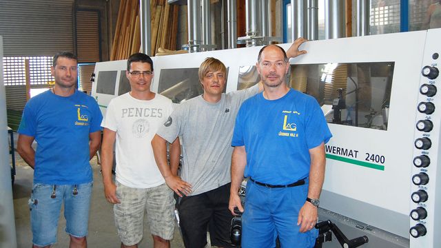 Wieder beim Weltmarktführer: die jungen Geschäftsführer Marc und Patrick Lüchinger, eingerahmt von den Technikern Arthur Pfiffner (Leiter des Hobelwerks) und dem Bediener des Powermat 2400, Thomas Willi Lüchinger AG